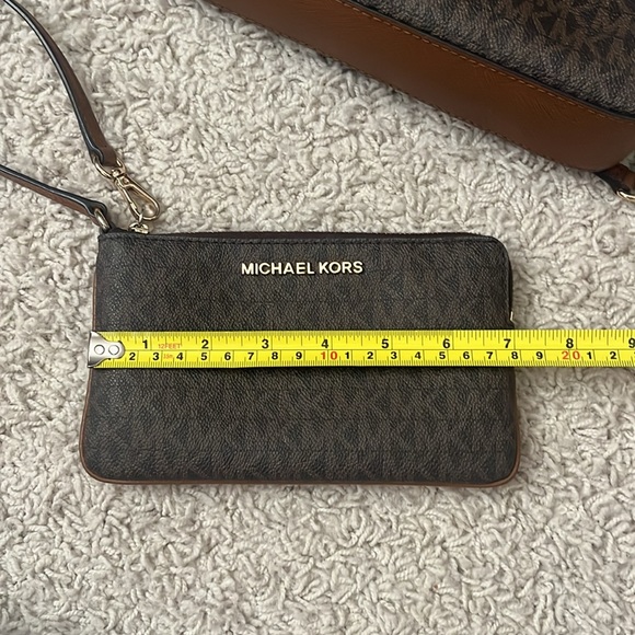 MICHAEL KORS Jet Set Large Logo Crossbody Bag & Wristlet Set in Brown w/ MK Logo - Picture 15 of 16
